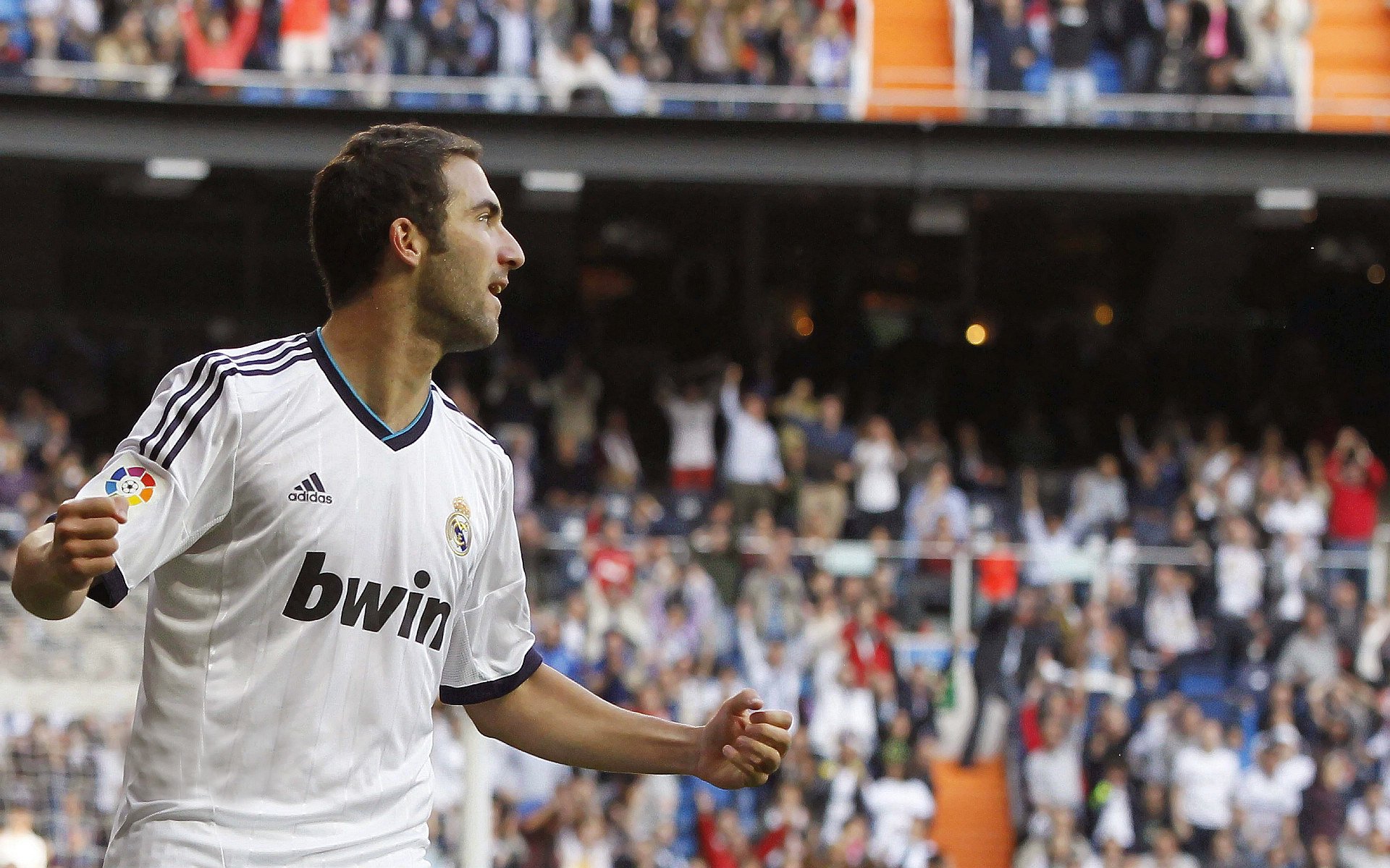 东亚杯国足惨败 球迷期待重振旗鼓，东亚杯国足首发